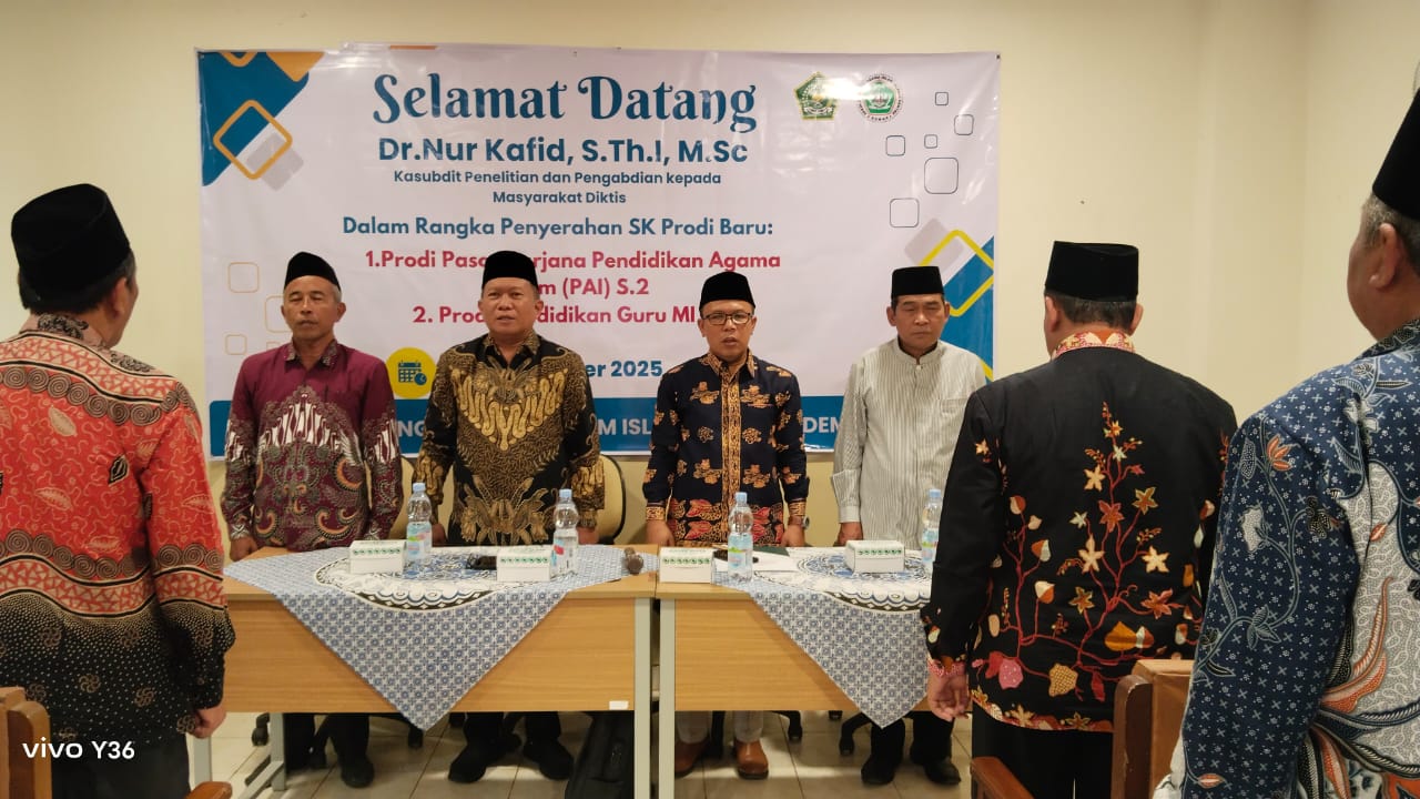 Suasana mahasiswa di lingkungan kampus Islami